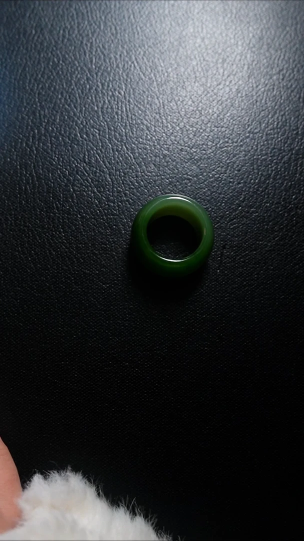 颈饰未镶嵌和田玉扳指