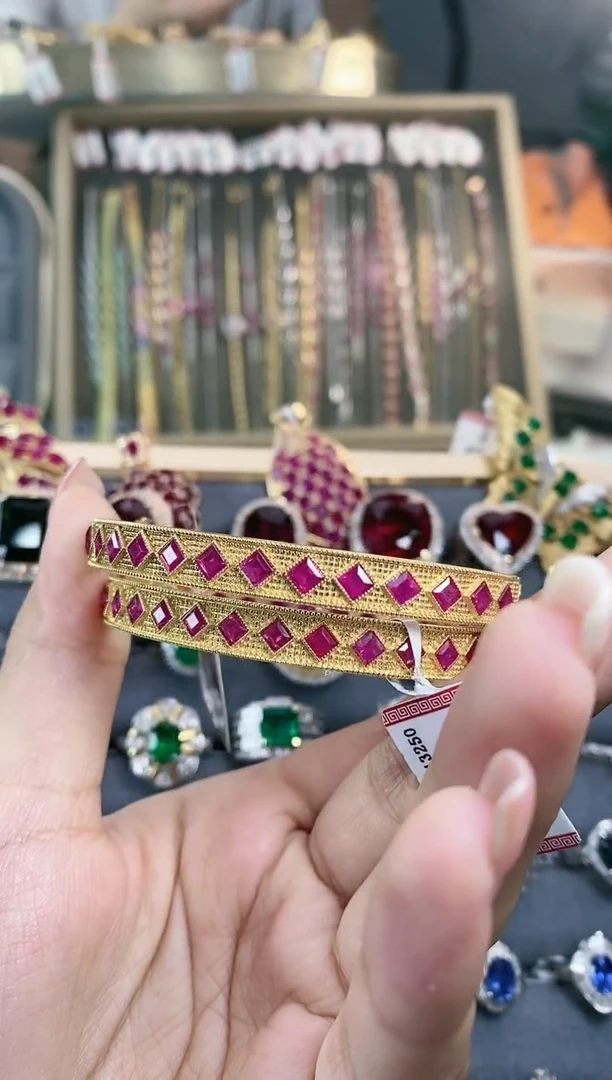 手镯18K金镶嵌红宝石多样性发其一