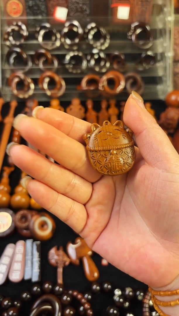 雷桃木招财猫吊坠