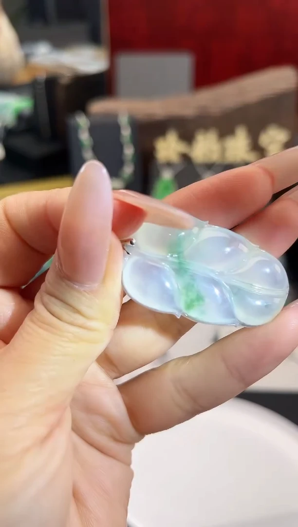 翡翠18K金镶嵌颈饰吊坠