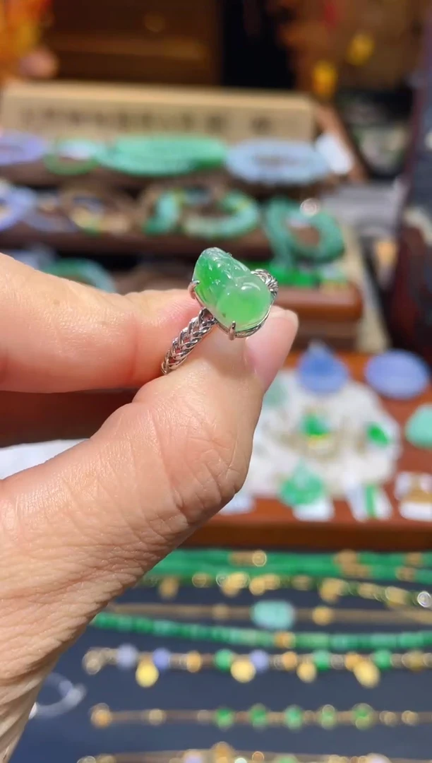 颈饰未镶嵌翡翠戒指