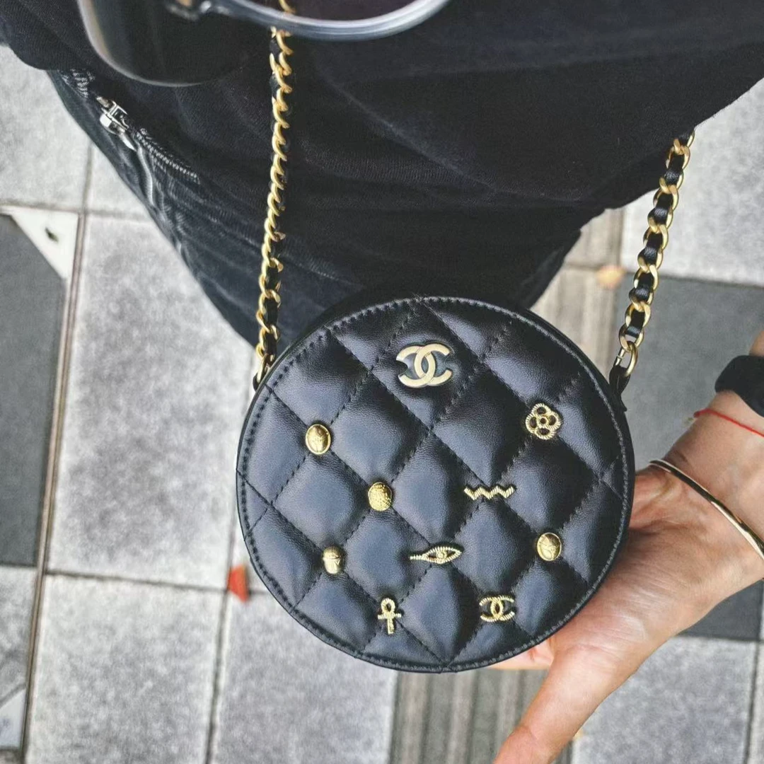 99新 Chanel/香奈儿 黑金徽章圆饼单肩包 28开18376854
