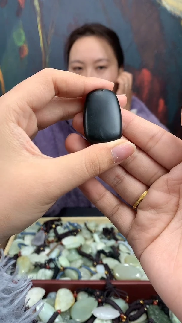 颈饰未镶嵌和田玉（多样性发一件）没有证书有瑕