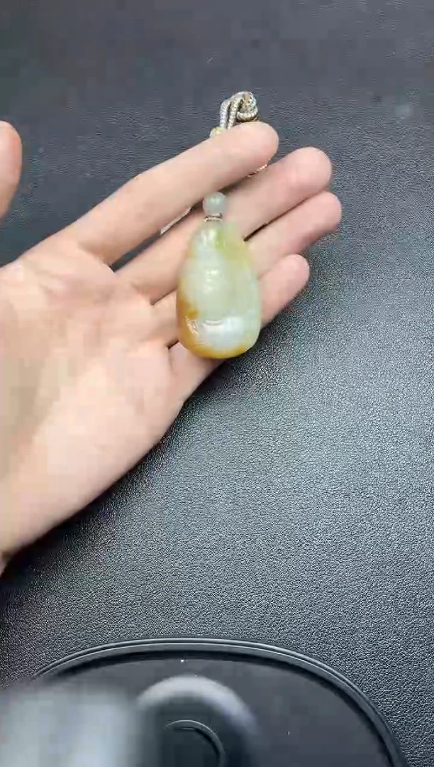 吊坠(赠链)未镶嵌和田玉若羌微色差吊坠