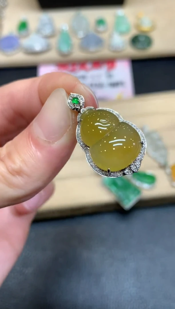 【闪购商品】翡翠颈饰18K金镶嵌葫芦【无服务费】