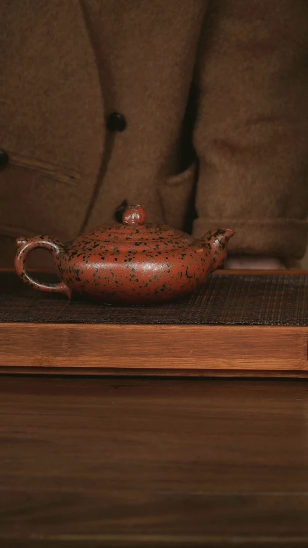 【闪购商品】紫砂茶壶 金猪 墨金烧绝红降坡 350cc