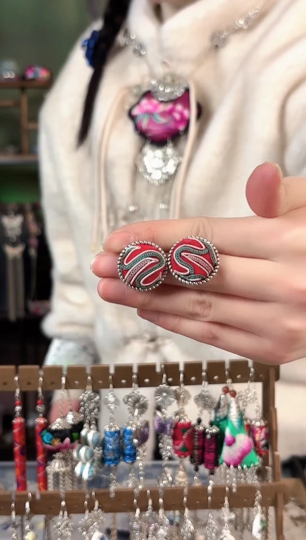 彩云南阁非遗老绣苗银饰品599