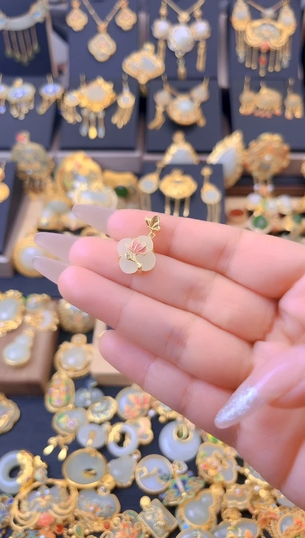 和田玉银S925镀金镶嵌颈饰荷花四叶草吊坠