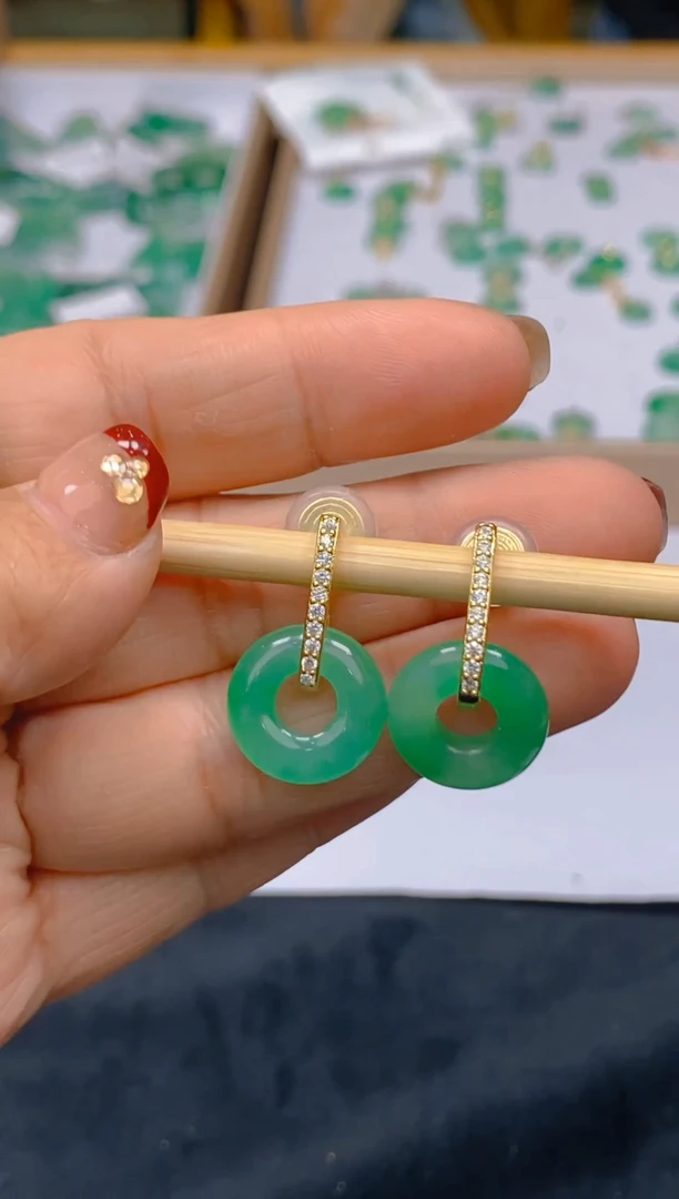 【闪购商品】石英质玉耳钉银S925镶嵌冰美人A货非洲翠