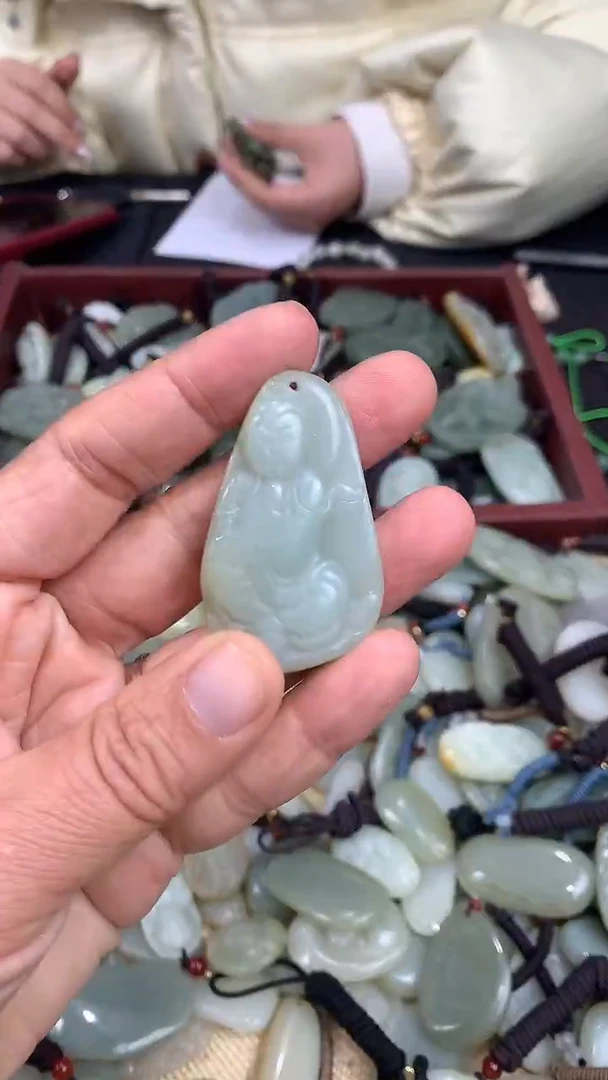 颈饰未镶嵌和田玉（多样性发一件）没有证书有瑕