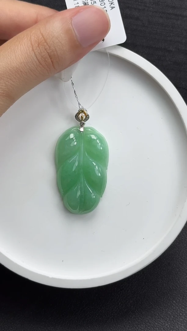 颈饰18K金镶嵌翡翠叶子