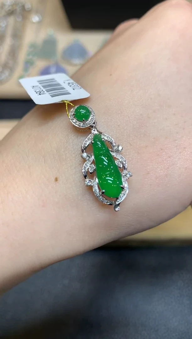 【闪购商品】翡翠颈饰18K金镶嵌福豆【无服务费】