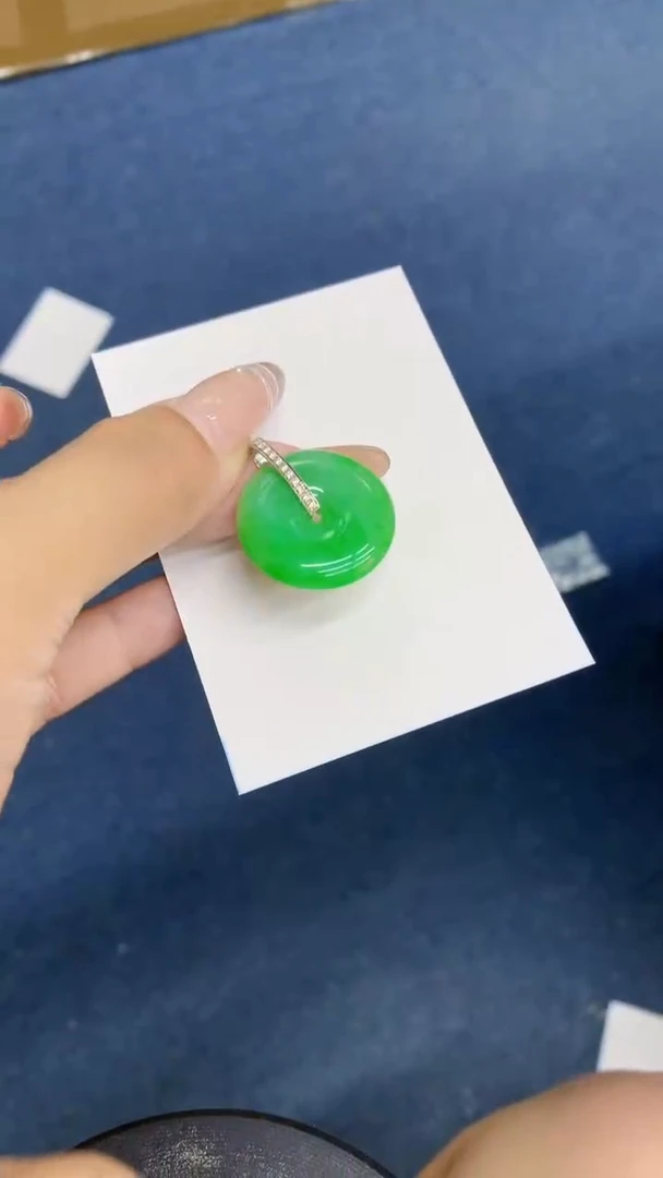 颈饰18K金镶嵌翡翠1