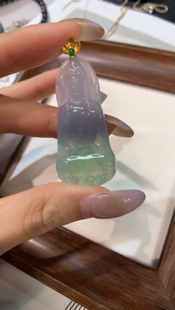 颈饰18K金镶嵌翡翠观音