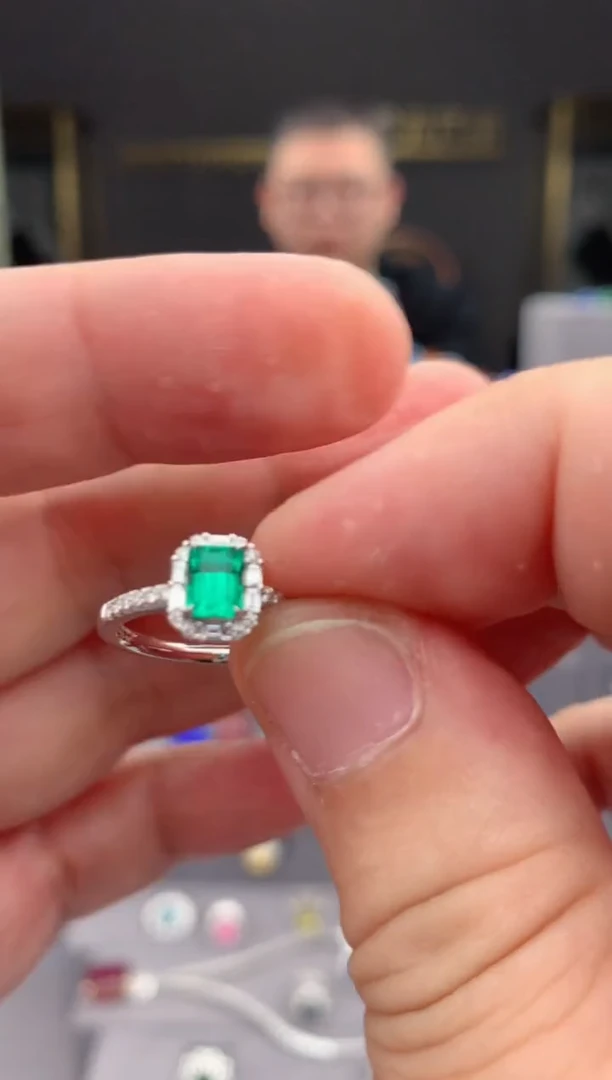 【闪购商品】祖母绿戒指18K金镶嵌62分祖母绿戒指