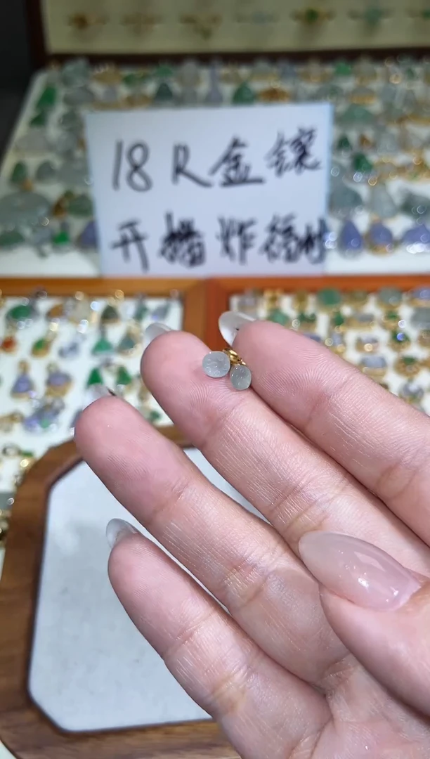 颈饰18K金镶嵌翡翠111111111