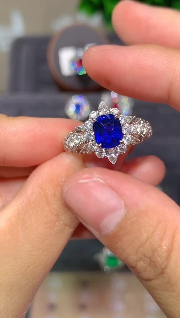 戒指蓝宝石18K金镶嵌1.8CT
