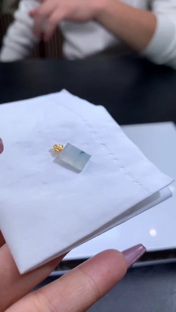 颈饰18K金镶嵌翡翠爱*翡翠