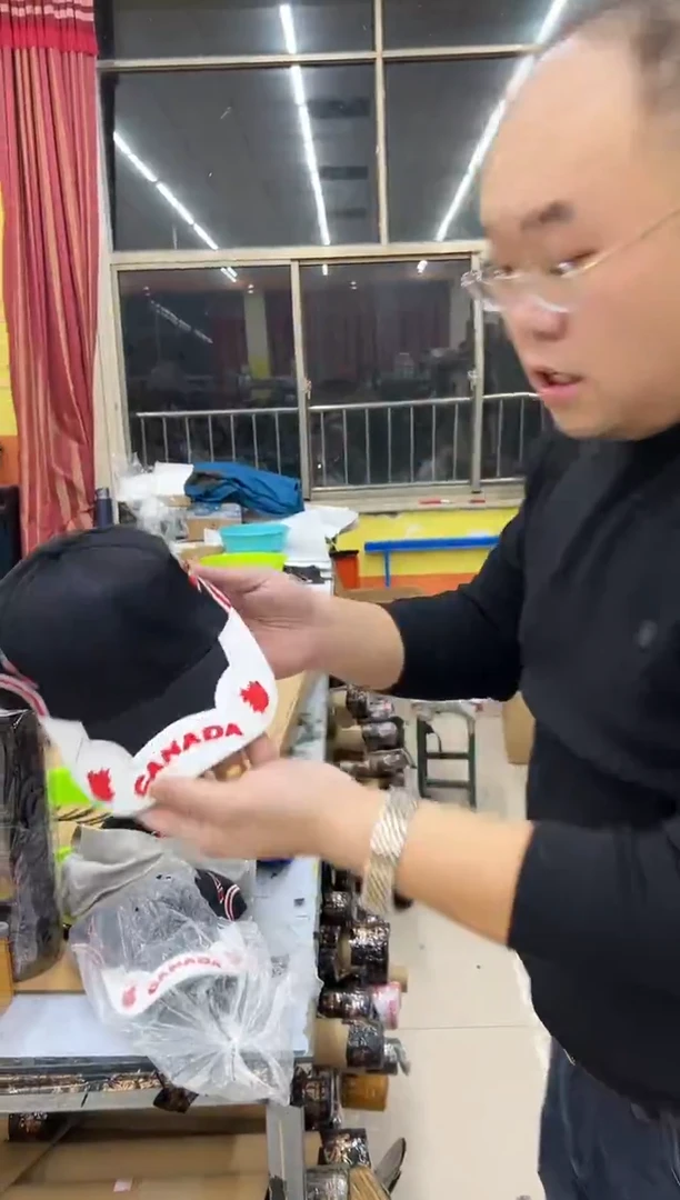 鸭舌帽发2个