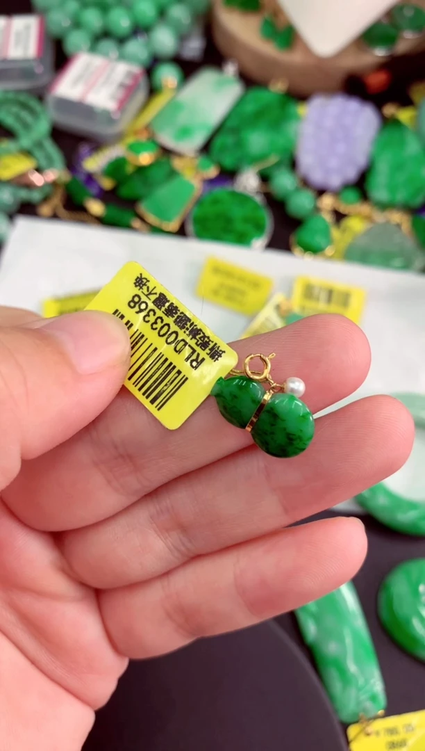 颈饰18K金镶嵌翡翠挂件