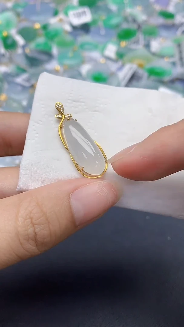 翡翠18K金镶嵌颈饰天然缅甸a货翡翠