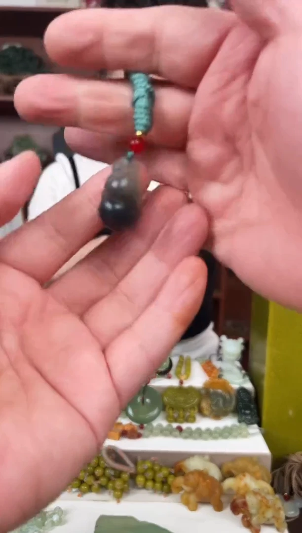 未镶嵌蛇纹石玉颈饰·