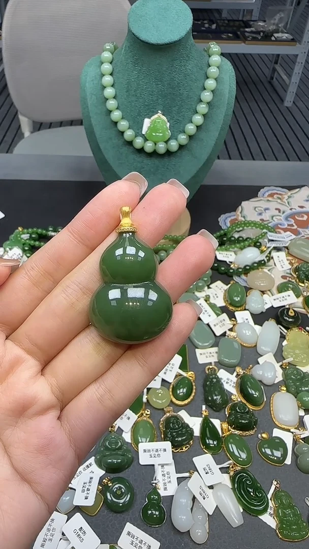18K金镶嵌和田玉挂件1