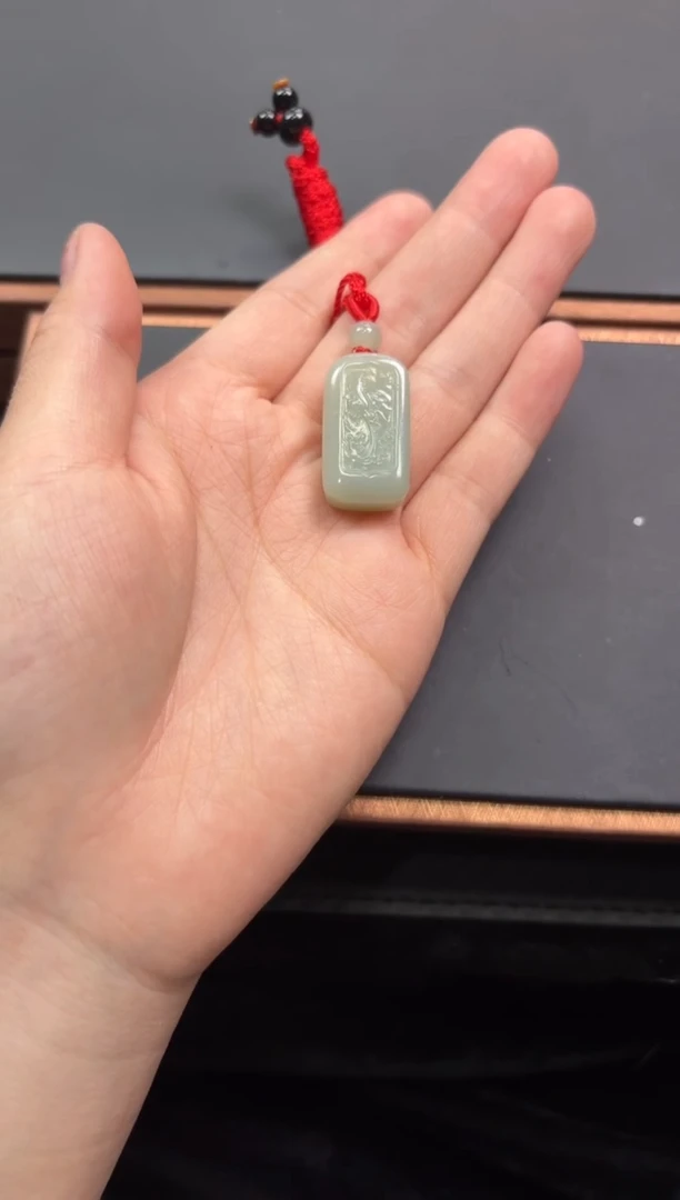 【闪购商品】和田玉吊坠(赠链)未镶嵌且末微色差近矿吊坠