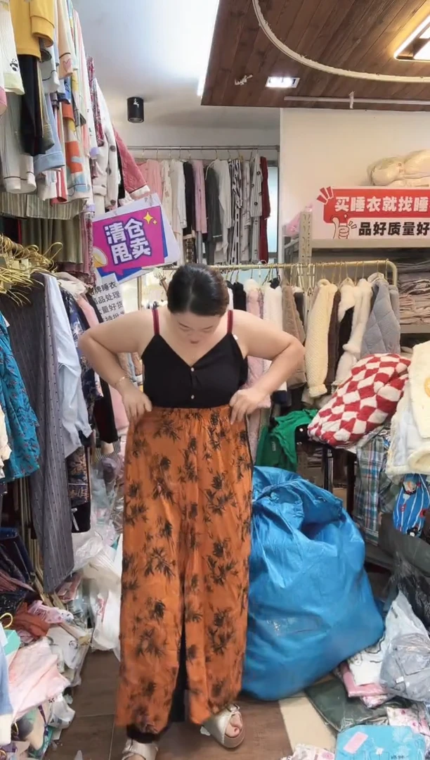 咖色黑印花展示为主