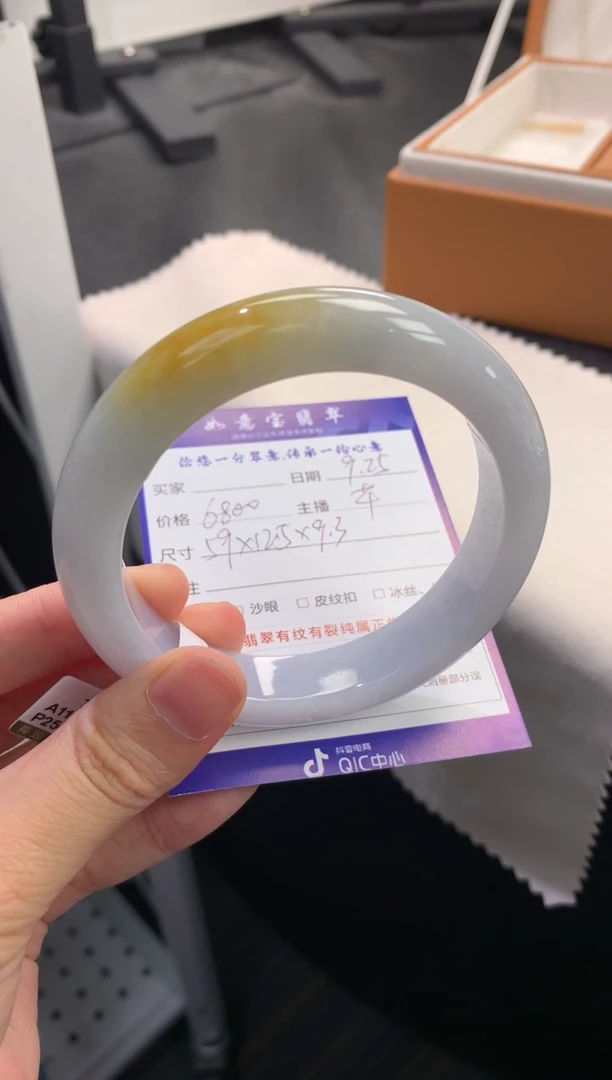 未镶嵌手镯翡翠退货需手镯吊牌标签完好