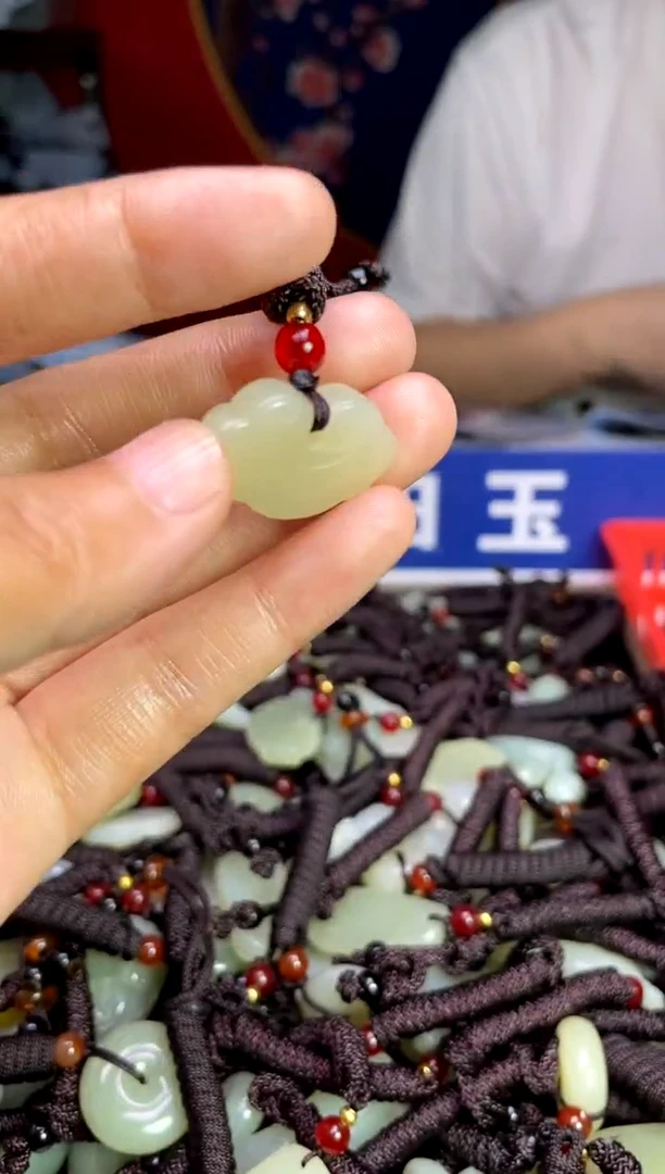 未镶嵌和田玉挂件1