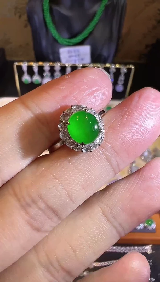 【闪购商品】翡翠戒指18K金镶嵌满绿正阳绿蛋面
