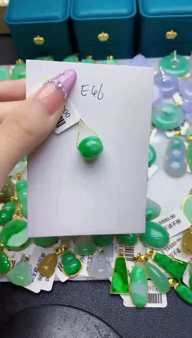 翡翠18K金镶嵌颈饰缅甸天然翡翠A货