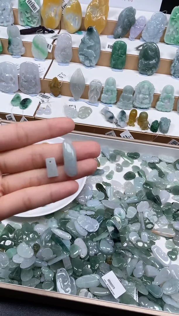 翡翠未镶嵌颈饰吊坠     73