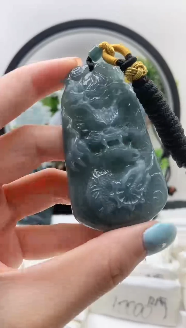 颈饰未镶嵌翡翠龙牌