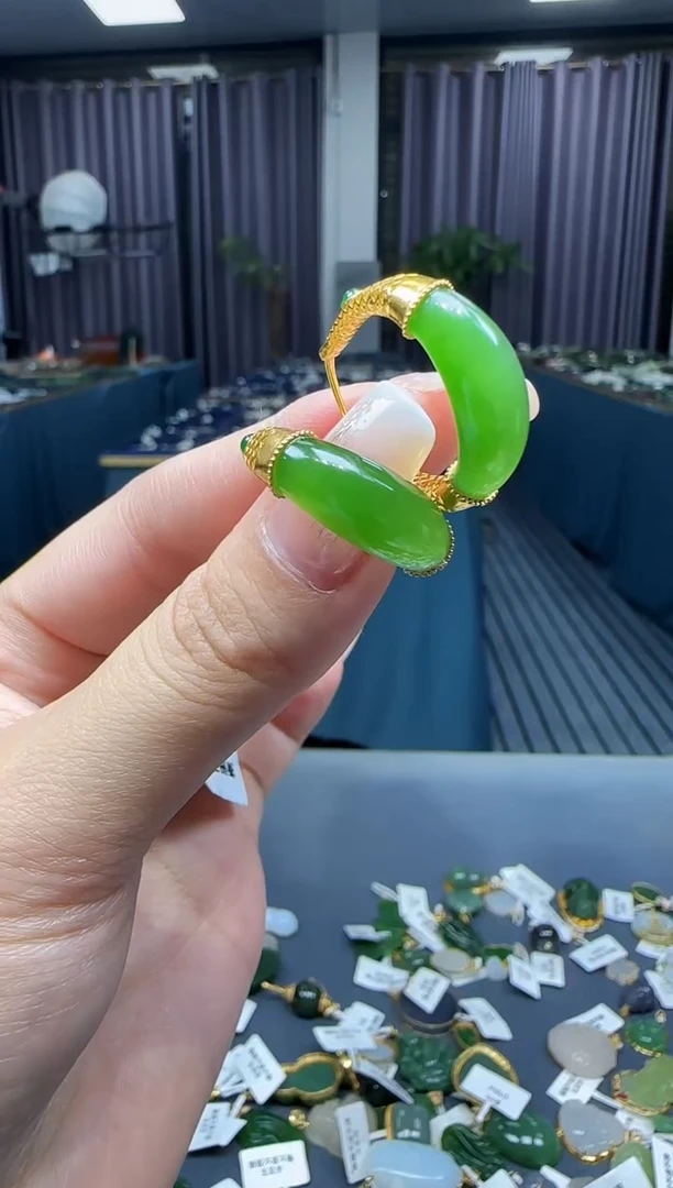 和田玉18K金镶嵌耳饰1