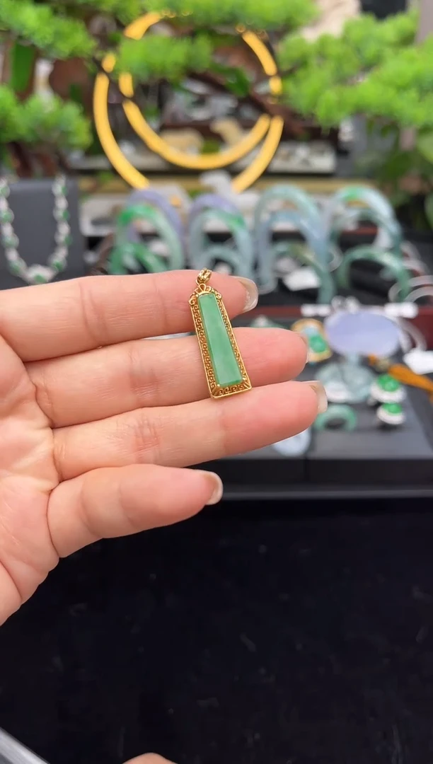 颈饰18K金镶嵌翡翠吊坠