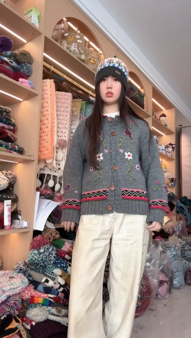 羊毛灰色红边刺绣毛衣