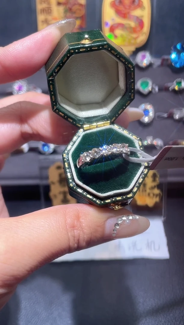 【闪购商品】钻石戒指/指环18K金镶嵌钻石戒指