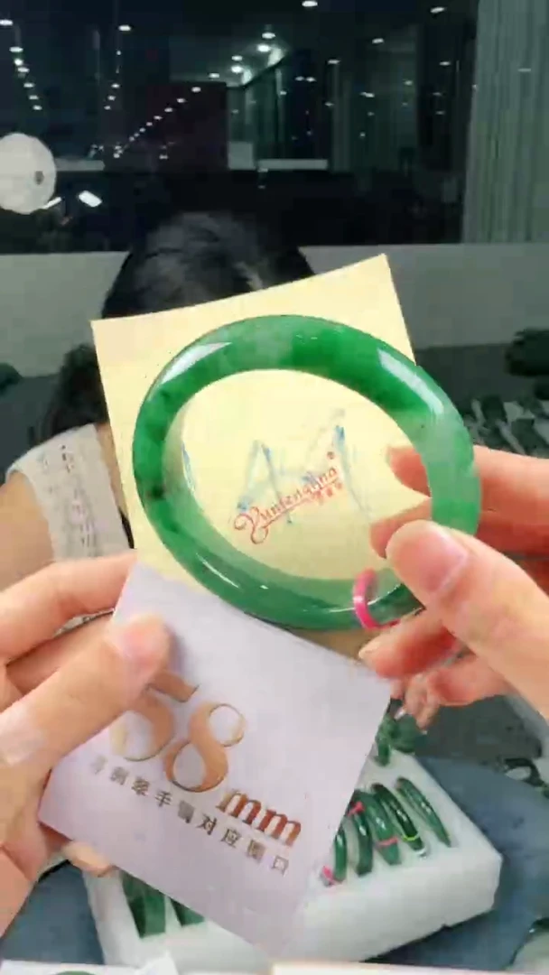 未镶嵌手镯石英质玉（非洲翠）有天然洒金亮片/矿点/棉线149