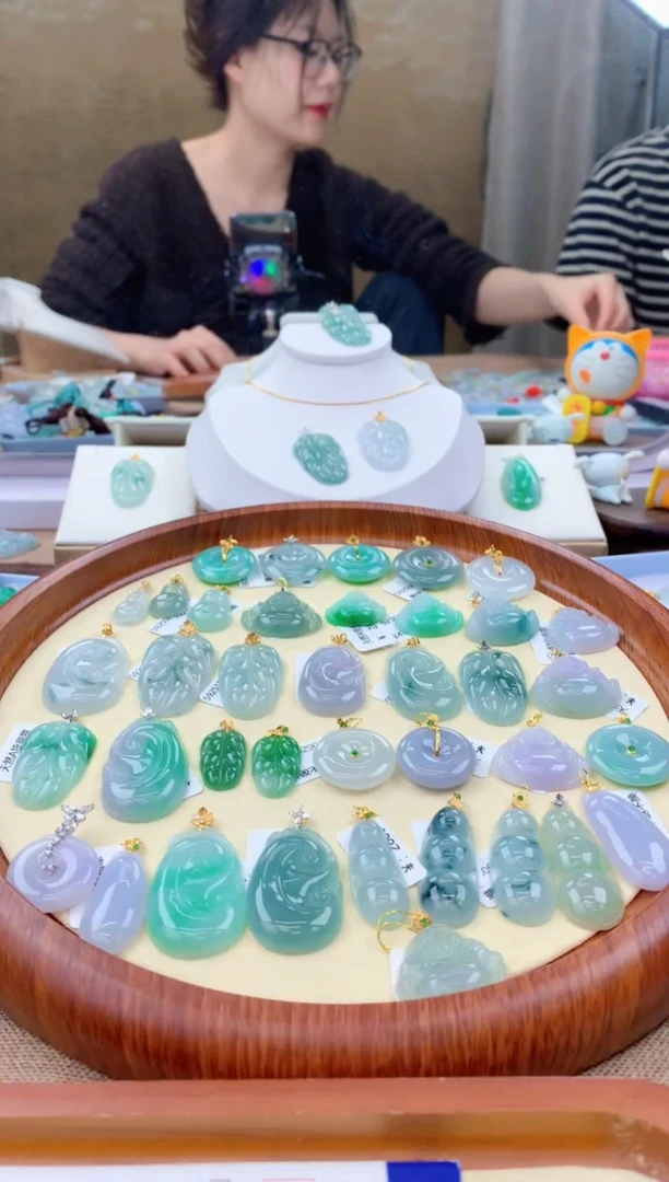 颈饰18K金镶嵌翡翠天然A货翡翠挂件