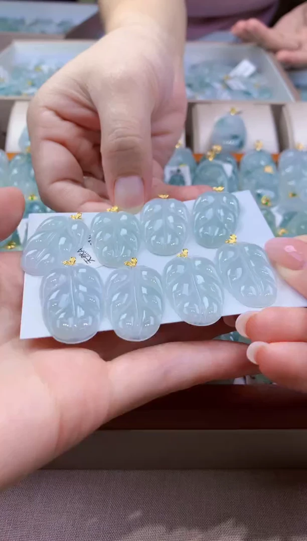 颈饰18K金镶嵌翡翠多样性发其一件