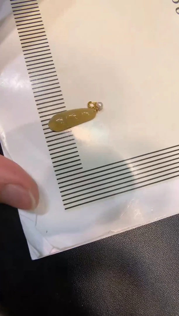 颈饰18K金镶嵌翡翠福豆