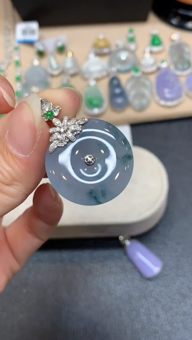 颈饰18K金镶嵌翡翠平安扣【无服务费