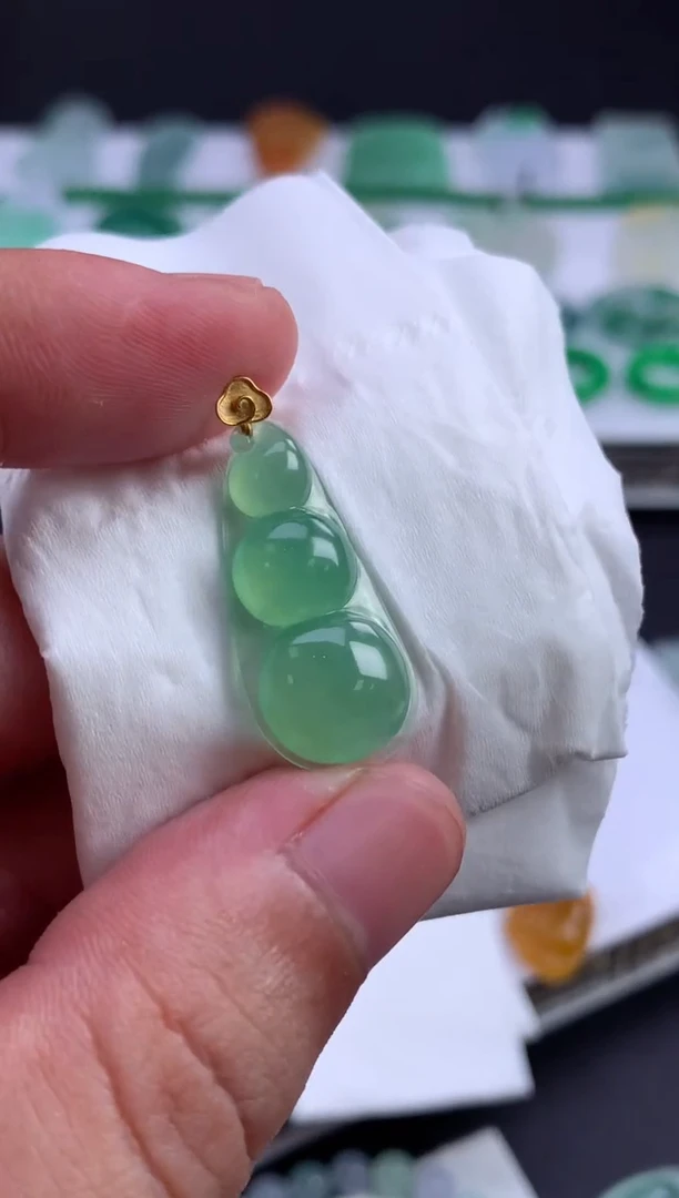 颈饰18K金镶嵌翡翠元***舞翡翠