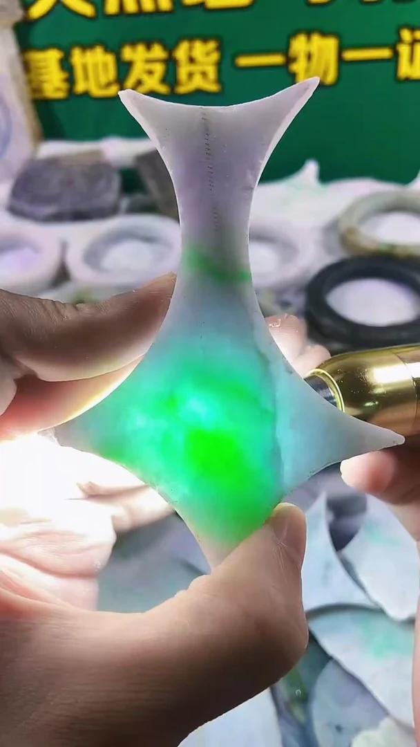 翡翠未镶嵌颈饰裸石013