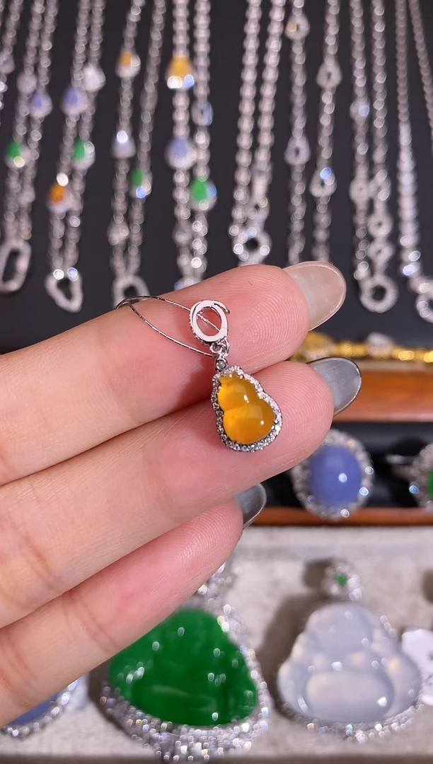 颈饰18K金镶嵌翡翠吊坠