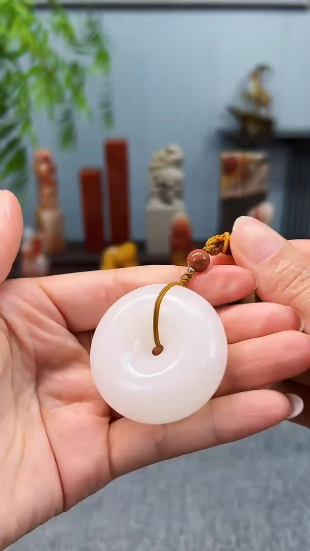 寿山石印石云南白玉  平平安扣手把件