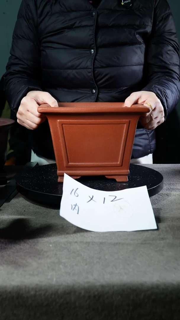 A宜兴紫砂小花盆