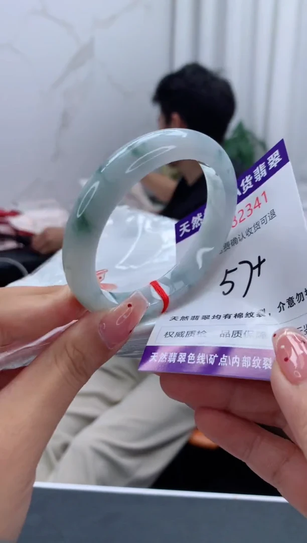 未镶嵌手镯翡翠有纹，完美者勿拍